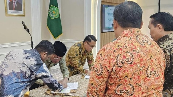 Penandatanganan hibah aset pendirian IAIN Bima di Kantor Kemenag, Jakarta, Rabu, (26/11/2025). (Dok. Pemkab Bima)