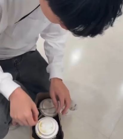 Heboh! Pengantar Makanan Ketahuan Cicip Minuman Pelanggan