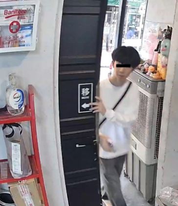 Heboh! Pengantar Makanan Ketahuan Cicip Minuman Pelanggan