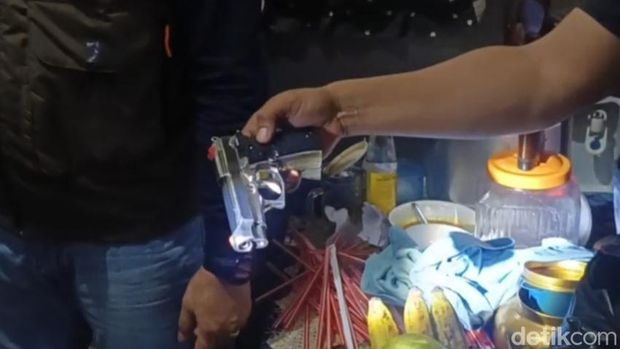 Penggerebekan rumah yang diduga jadi sumber peredaran narkoba di Pringrejo, Kota Pekalongan, Selasa (25/11/2025) malam.