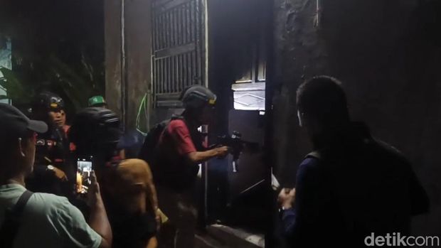 Penggerebekan rumah yang diduga jadi sumber peredaran narkoba di Pringrejo, Kota Pekalongan, Selasa (25/11/2025) malam.