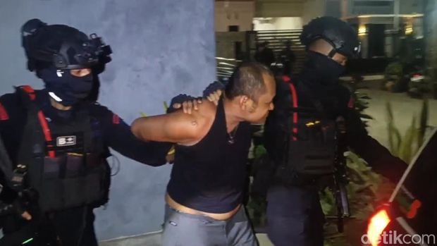 Penggerebekan rumah yang diduga jadi sumber peredaran narkoba di Pringrejo, Kota Pekalongan, Selasa (25/11/2025) malam.