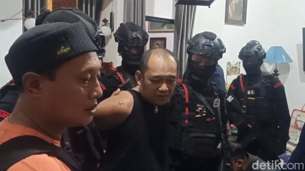 Penggerebekan rumah yang diduga jadi sumber peredaran narkoba di Pringrejo, Kota Pekalongan, Selasa (25/11/2025) malam.