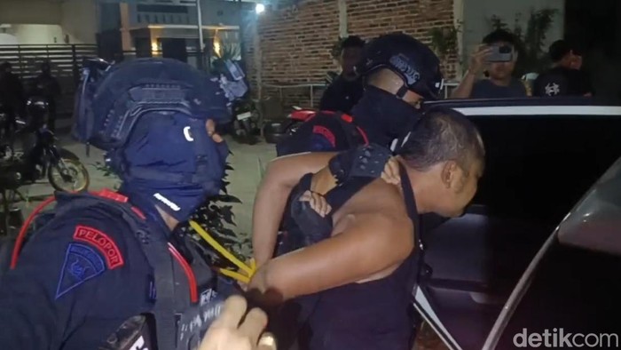 Penggerebekan rumah yang diduga jadi sumber peredaran narkoba di Pringrejo, Kota Pekalongan, Selasa (25/11/2025) malam.