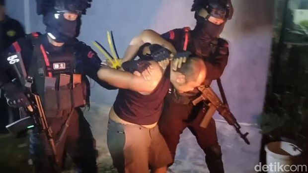 Penggerebekan rumah yang diduga jadi sumber peredaran narkoba di Pringrejo, Kota Pekalongan, Selasa (25/11/2025) malam.