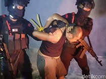 Video: Momen Penggerebekan Markas Bandar Narkoba di Pekalongan