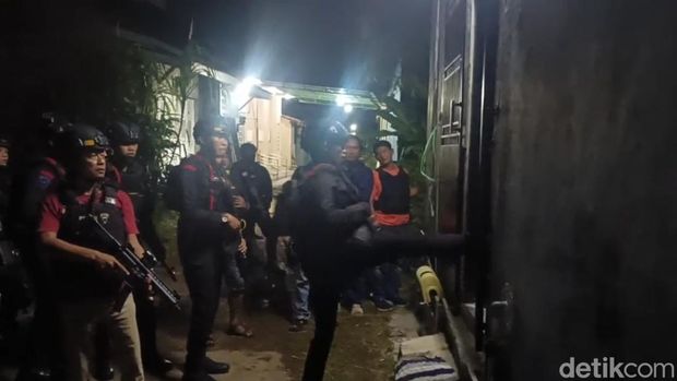 Penggerebekan rumah yang diduga jadi sumber peredaran narkoba di Pringrejo, Kota Pekalongan, Selasa (25/11/2025) malam.
