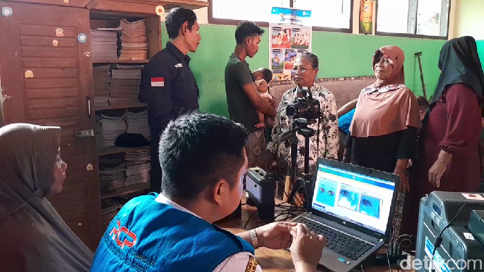 Pengungsi di SDN Supiturang 04 Lumajang mengurus dokumen kependudukan yang dibuka oleh Dispendukcapil di pengungsian.