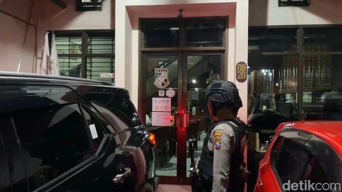 1. Erlangga Satriagung saat ditemui awak media di Ketintang Permai Surabaya
2. Petugas hendak memasukkan barang bukti dan meninggalkan Kantor PT Widya Satria Surabaya