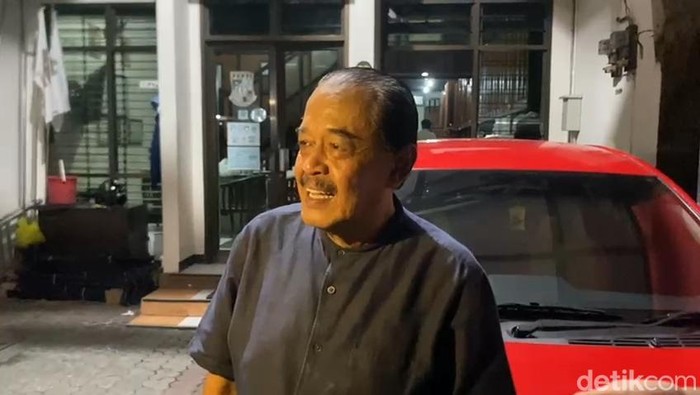 1. Erlangga Satriagung saat ditemui awak media di Ketintang Permai Surabaya
2. Petugas hendak memasukkan barang bukti dan meninggalkan Kantor PT Widya Satria Surabaya