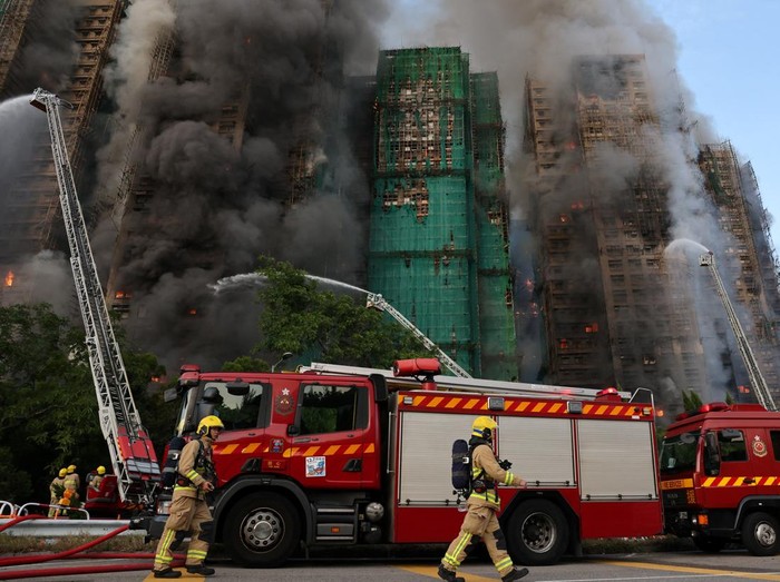 Kebakaran besar melanda perancah bambu di beberapa gedung perumahan Wang Fuk Court, Tai Po, Hong Kong, pada Rabu (26/11/2025). Api dengan cepat menjalar di sepanjang rangka bambu bertingkat yang terpasang di sisi luar bangunan, memicu kepulan asap pekat yang menyelimuti kawasan permukiman. REUTERS/Tyrone Siu