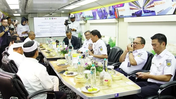 Perjanjian Kerja Sama antara Gubernur Jabar Dedi Mulyadi dengan Direktur Utama PT KAI Bobby Rasyidin