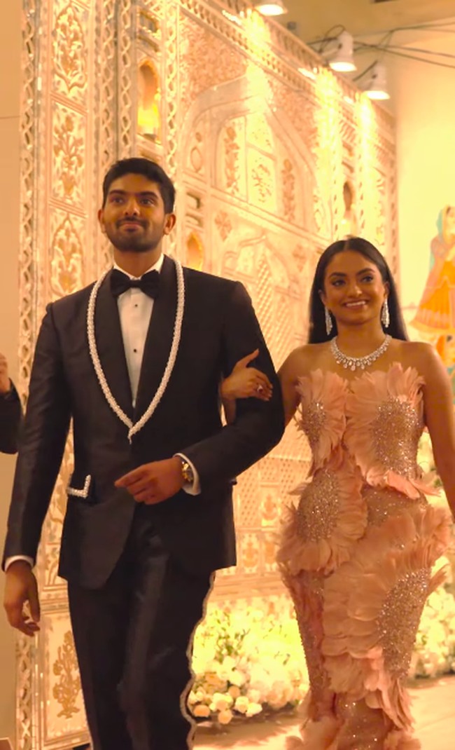 Pernikahan Netra Mantena dan Vamsi Gadiraju asal Adaipur masih menuai perbincangan. Sebelumnya, serangkaian pesta kedua mempelai menjadi berita utama karena daftar undangan bertabur bintang, dekorasinya mewah, dan pengisi acara spektakular hingga ada sirkus. Foto: Instagram @wizcraft.weddings