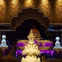 ‘Pernikahan Adaipur’ awalnya viral karena prosesi potong kue mereka yang tersebar di internet. Video itu menampilkan kue putih bertingkat yang hampir mirip monumen miniatur. Dibuat dengan detail yang rumit, kue ini menyerupai istana kerajaan lengkap dengan patung gajah, singa, dan detail bunga yang berjatuhan. Foto: Instagram @wizcraft.weddings