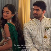 Salah satu prosesinya bertempat di Istana Pulau Jagmandir yang ikonis dengan marmer Rajasthan abad ke-17 yang indah, mereka mengubah tempat tersebut menjadi negeri ajaib penuh bunga. Foto: Instagram @wizcraft.weddings