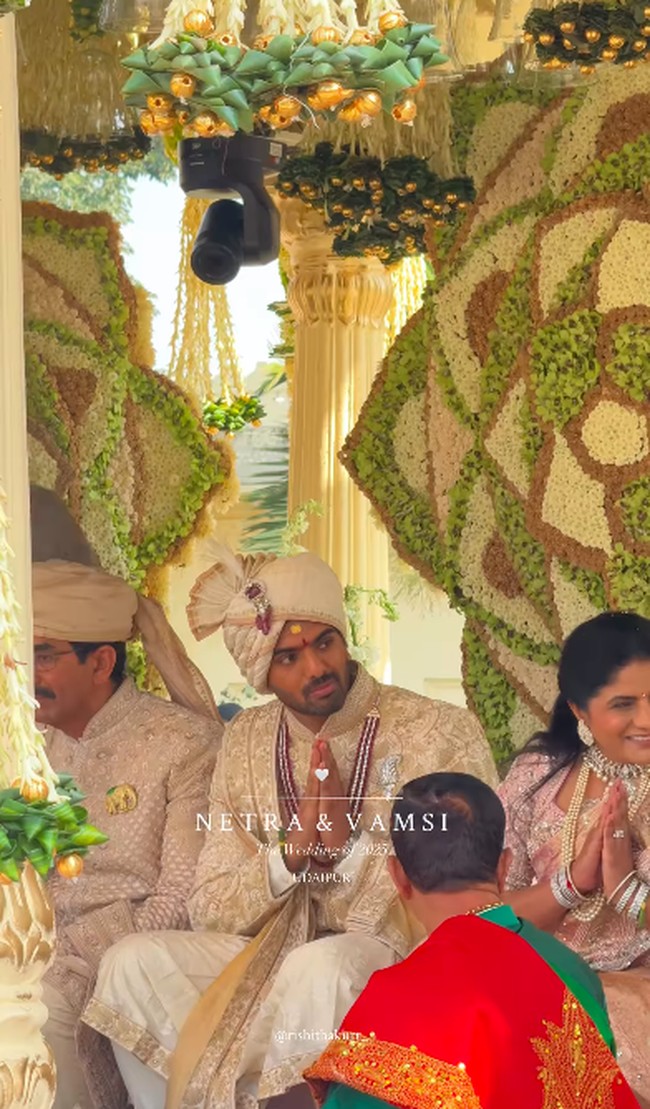 Sedangkan suaminya, Vamsi, adalah seorang pengusaha teknologi. Ia merupakan salah satu pendiri dan kepala bagian teknologi platform pengiriman makanan Superorder dan masuk dalam daftar Forbes 30 Under 30 tahun lalu. Foto: Instagram @wizcraft.weddings