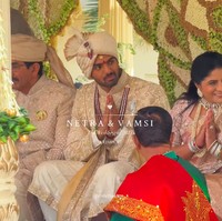 Sedangkan suaminya, Vamsi, adalah seorang pengusaha teknologi. Ia merupakan salah satu pendiri dan kepala bagian teknologi platform pengiriman makanan Superorder dan masuk dalam daftar Forbes 30 Under 30 tahun lalu. Foto: Instagram @wizcraft.weddings