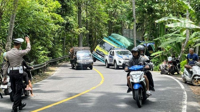 Personel Satlantas Polres Karangasem mengatur arus lalu lintas di wilayah Sang Hyang Ambu, Desa Bugbug, Karangasem, Rabu (26/11/2025).