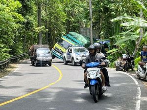Truk Pakan Ternak Tergelincir di Jalur Amlapura-Denpasar, Lalin Macet