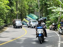 Truk Pakan Ternak Tergelincir di Jalur Amlapura-Denpasar, Lalin Macet