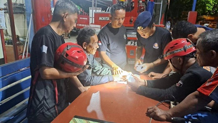 Petugas Damkar Parepare melepas 2 cincin yang tersangkut di jari warga.