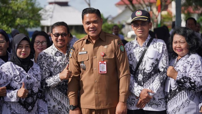 Plt Kadisdik Kalteng Muhammad Reza Prabowo bersama para guru di upacara Peringatan Hari Guru Nasional 2025 di Palangka Raya.