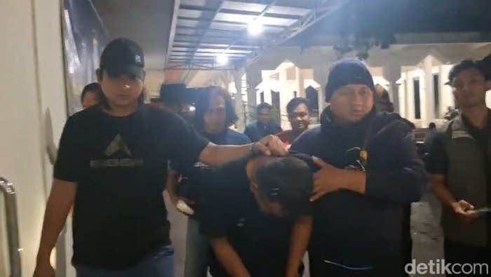 Polisi gadungan yang tipu wanita dikeleker ke Polres Tuban