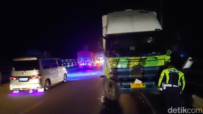 Polisi melakukan olah TKP di lokasi kecelakaan jembatan rajamandala