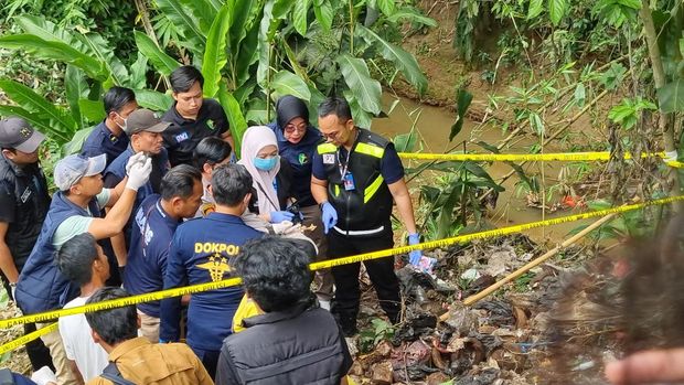 Polisi menurunkan anjing pelacak mencari kembali jasad bocah Alvaro Kiano yang dibunuh ayah tiri, di Jembatan Cilalay, Tenjo, Bogor.
