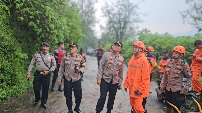 Polisi saat meninjau jalur Cangar-Pacet