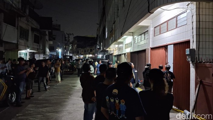 Polisi saat olah TKP perampokan dan pembunuhan di Palembang.