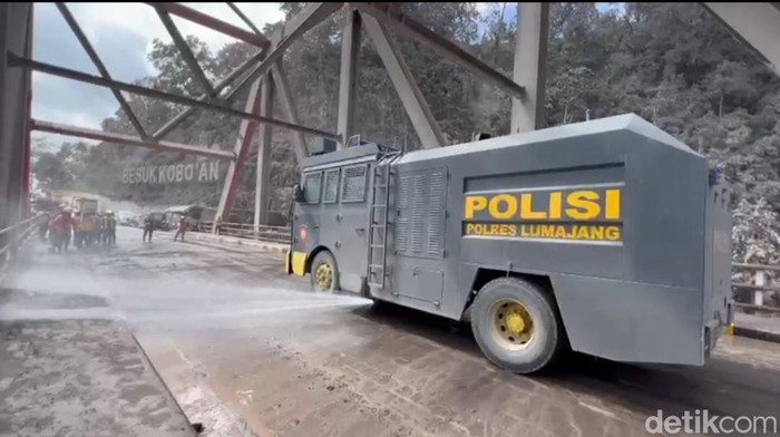 Polisi Sapu Bersih Abu Vulkanik di Jalur Lumajang–Malang Pakai Water Cannon