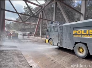 Polisi Kerahkan Water Cannon Bersihkan Abu Vulkanik di Jalur Lumajang-Malang