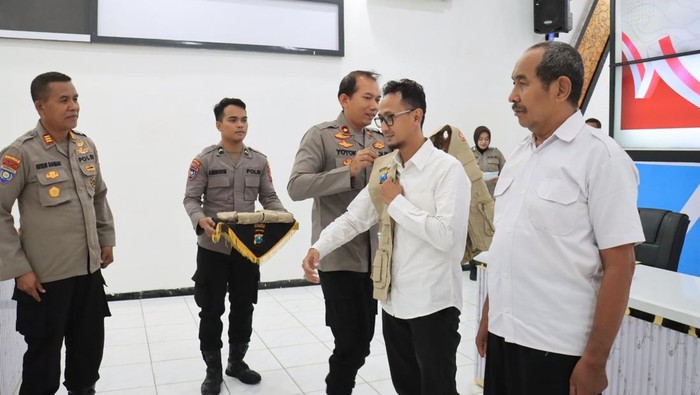 Wakapolres Bojonegoro, Kompol Yoyok Dwi Purnomo mengenakan jaket anggota Pokdar Kamtibmas