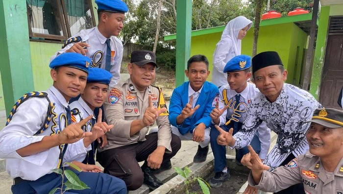 Polres Dumai melanjutkan program Green Policing dan menanam pohon.