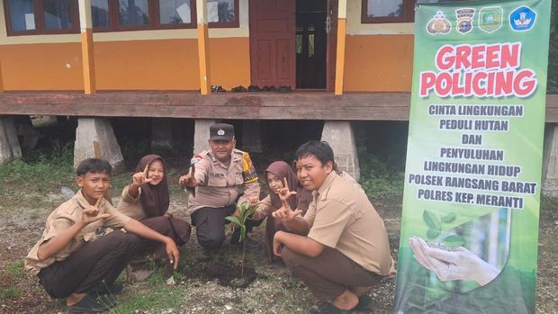Polres Meranti menanam pohon bareng siswa dan guru.