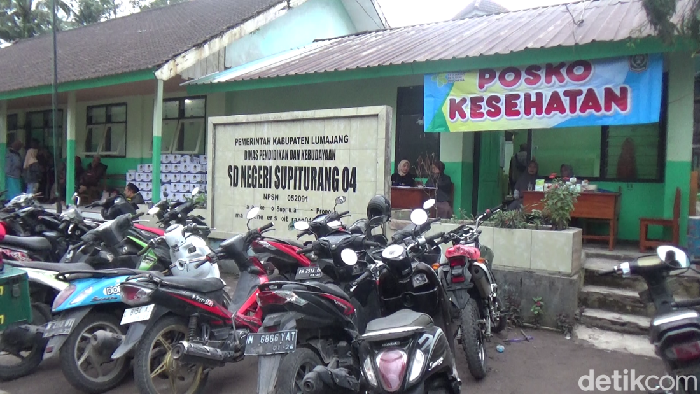 Posko pengungsian Gunung Semeru