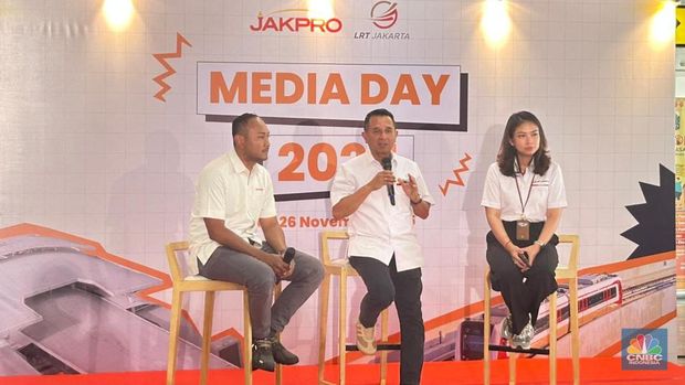 Project Director LRT Jakarta Propertindo, Ramdani Akbar, Direktur Utama PT LRT Jakarta, Roberto Akyuwen, dan Corporate Secretary PT LRT Jakarta, Sheila Indira Maharshi saat Media Day 2025 di Stasiun Pegangsaan Dua LRT. (CNBC Indonesia/Zefanya Aprilia)