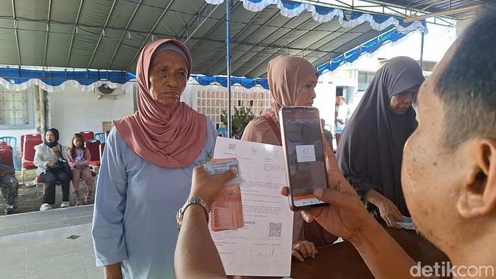 Proses pengecekan data penerima BLTS di Kantor Pos di Jalan Sriwijaya, Mataram, NTB, Rabu (26/11/2025). (Foto: Nathea Citra/detikBali)