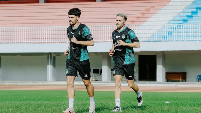 Gelandang serang PSIM Jogja, Ze Valente (kanan) bersama Rakhmatsho Rakhmatzoda saat latihan di Stadion Mandala Krida, Kota Jogja, Selasa (25/11/2025).