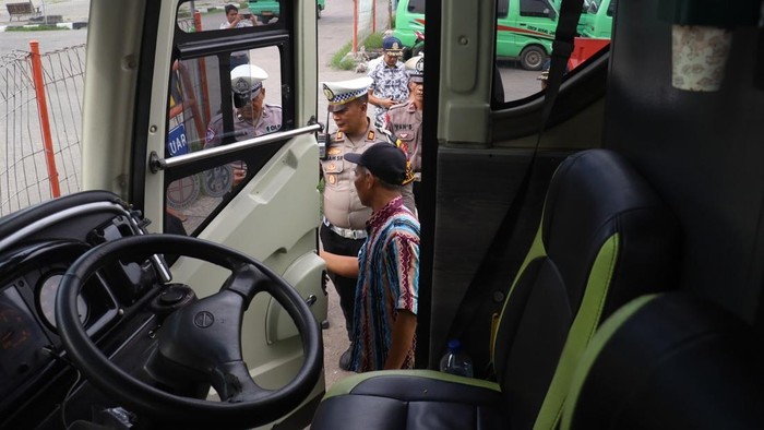 Ramp check bus dan tes urine sopir dilakukan tim gabungan polisi-Dishub Surabaya. Sopir bus juga dites urine.