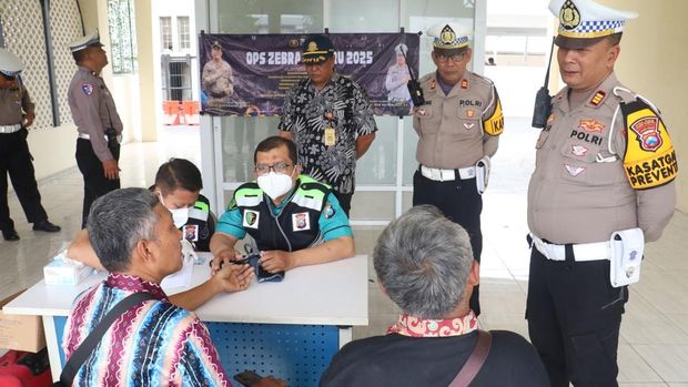 Ramp check bus dan tes urine sopir dilakukan tim gabungan polisi-Dishub Surabaya. Sopir bus juga dites urine.