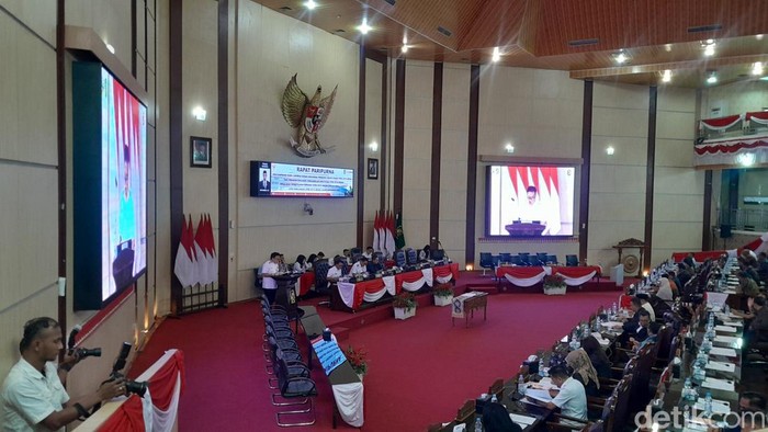 Rapat Paripurna DPRD Kota Medan tentang penyampaian hasil laporan Badan Anggaran, Pendapat Fraksi-fraksi DPRD Medan, dan persetujuan R-APBD Kota Medan tahun 2026. (Rechtin Hani Ritonga/detikSumut)