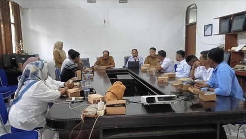 Rapat Satgas MBG bersama Korwil BGN, Korcam BGN se-Kabupaten Bima, dan investor SPPG terpencil di Kabupaten Bima, Selasa (25/11/2025). (Foto: Dok. Pribadi Bohri)