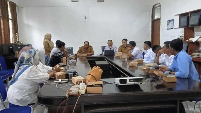 Rapat Satgas MBG bersama Korwil BGN, Korcam BGN se-Kabupaten Bima, dan investor SPPG terpencil di Kabupaten Bima, Selasa (25/11/2025). (Foto: Dok. Pribadi Bohri)