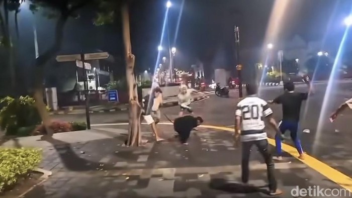 Rekaman video amatir yang menunjukkan peristiwa tawuran yang diduga terjadi di Kota Lama Surabaya.