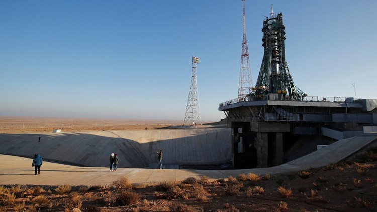 Roket pendorong Soyuz 2.1a dengan pesawat ruang angkasa Soyuz MS-28 tampak tegak di landasan peluncuran Kosmodrom Baikonur, Kazakhstan, Rabu (26/11/2025). Persiapan akhir terus dilakukan menjelang misi penerbangan berikutnya menuju Stasiun Luar Angkasa Internasional (ISS). REUTERS/Pavel Mikheyev