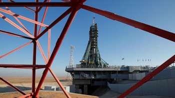 Roket pendorong Soyuz 2.1a dengan pesawat ruang angkasa Soyuz MS-28 di landasan peluncuran sebelum peluncuran mendatang dengan kru Stasiun Luar Angkasa Internasional (ISS) berikutnya, di Kosmodrom Baikonur, Kazakhstan, Rabu (26/11/2025). REUTERS/Pavel Mikheyev