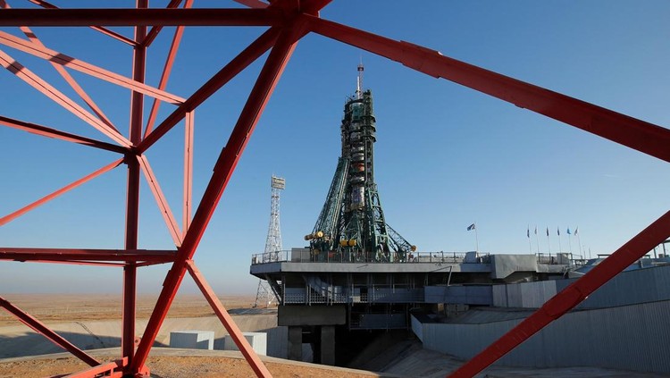 Roket pendorong Soyuz 2.1a dengan pesawat ruang angkasa Soyuz MS-28 tampak tegak di landasan peluncuran Kosmodrom Baikonur, Kazakhstan, Rabu (26/11/2025). Persiapan akhir terus dilakukan menjelang misi penerbangan berikutnya menuju Stasiun Luar Angkasa Internasional (ISS). REUTERS/Pavel Mikheyev