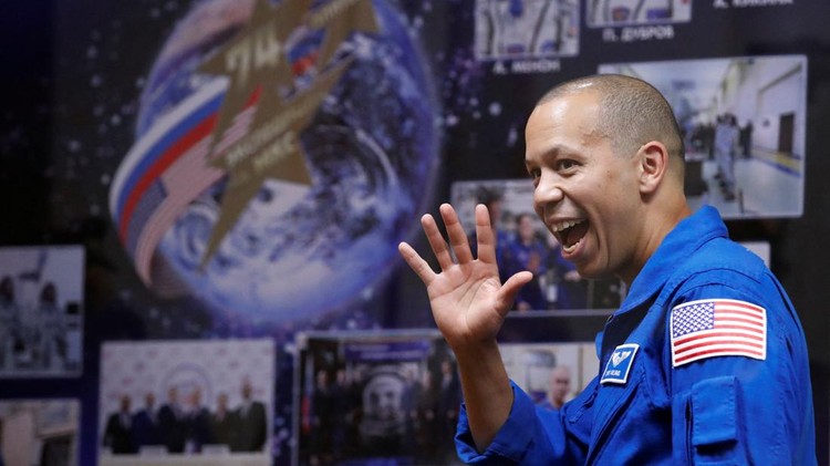 Roket pendorong Soyuz 2.1a dengan pesawat ruang angkasa Soyuz MS-28 tampak tegak di landasan peluncuran Kosmodrom Baikonur, Kazakhstan, Rabu (26/11/2025). Persiapan akhir terus dilakukan menjelang misi penerbangan berikutnya menuju Stasiun Luar Angkasa Internasional (ISS). REUTERS/Pavel Mikheyev